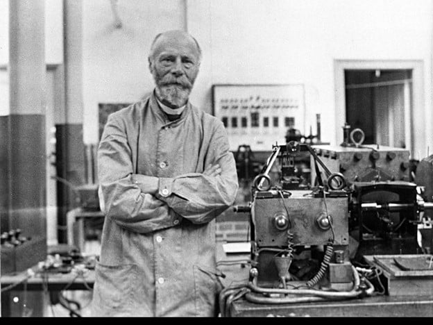 B&W Willem Einthoven standing by his equipment